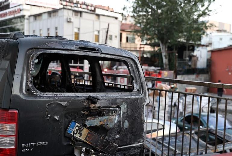 Ataşehirde yangın: Park halindeki otomobiller yandı