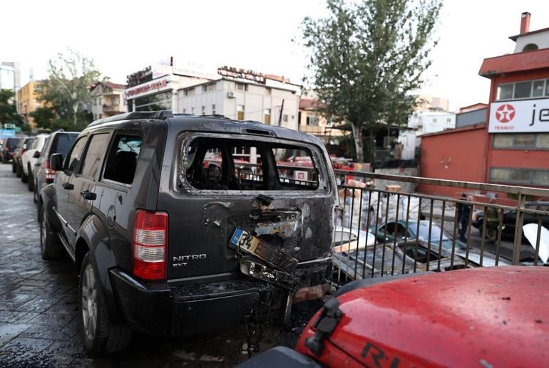 Ataşehirde yangın: Park halindeki otomobiller yandı