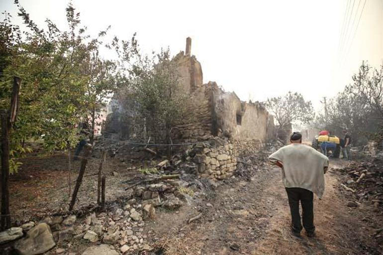 Alevler hızla ilerliyor Köyler boşaltıldı: Kül yağmaya başladı