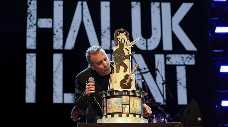 Şarkıcı Haluk Levent, 30. sanat yılını Harbiyede kutladı
