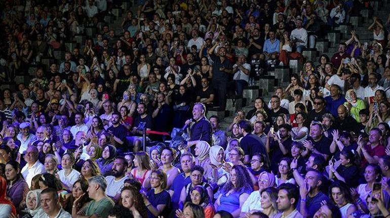 Şarkıcı Haluk Levent, 30. sanat yılını Harbiyede kutladı