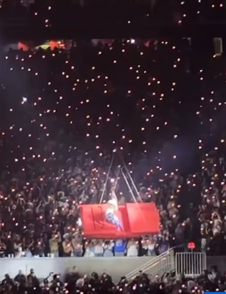 Konserde şoke eden anlar Beyonce ‘uçan arabanın’ arızalanmasının ardından düşmekten kıl payı kurtuldu