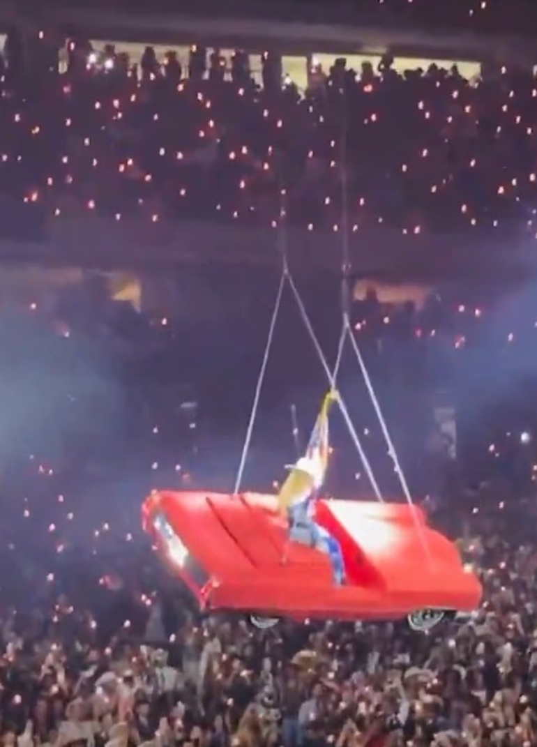 Konserde şoke eden anlar Beyonce ‘uçan arabanın’ arızalanmasının ardından düşmekten kıl payı kurtuldu