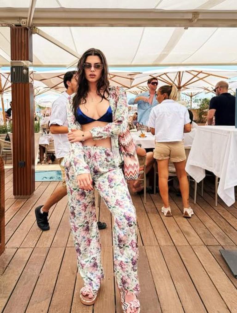 Devrim Özkandan teknede paylaşım Fit vücudu beğeni topladı