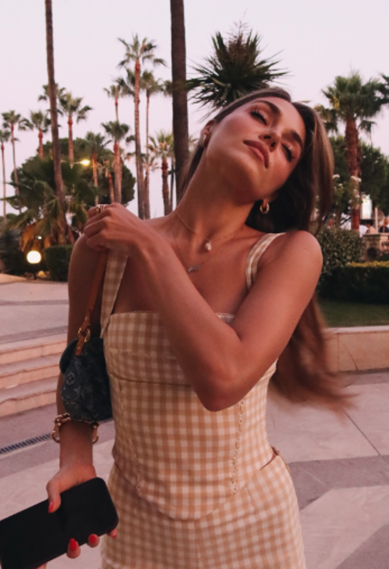 Hande Erçel pozlarıyla sosyal medyayı yaktı geçti Hakan Sabancı sürprizi
