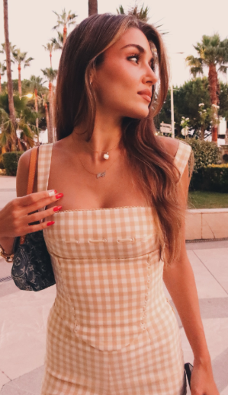 Hande Erçel pozlarıyla sosyal medyayı yaktı geçti Hakan Sabancı sürprizi