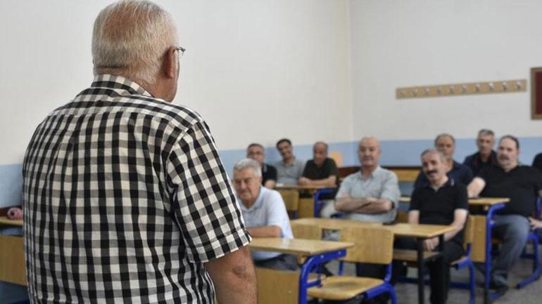 40 yıl sonra yeniden Aynı sınıfta aynı sırada buluştular