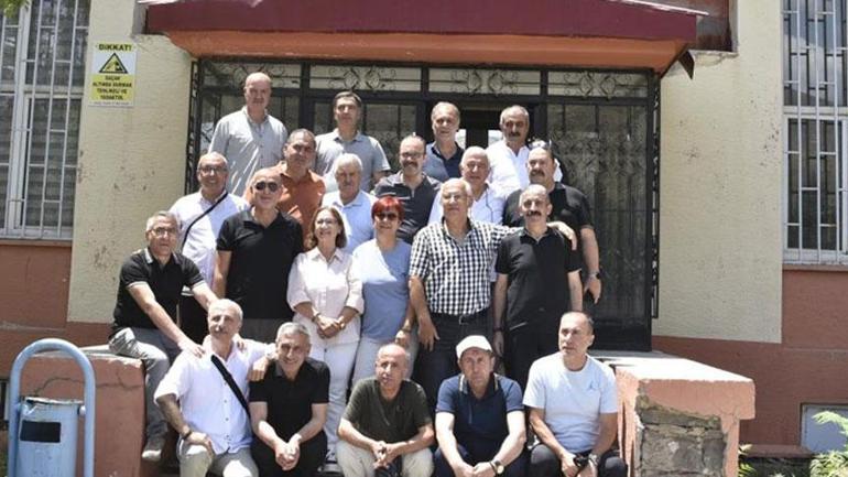 40 yıl sonra yeniden Aynı sınıfta aynı sırada buluştular