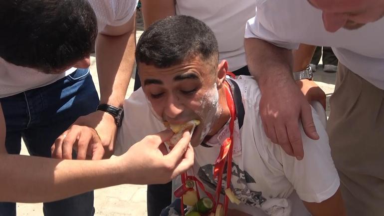Damadın başına gelmeyen kalmadı: Düğünde soğuk suyla yıkandı, kıyafetleri kesildi
