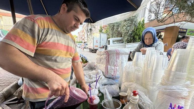 Dede mesleği deyip kolları sıvadı 40 derecelik sıcakta kar satıyor: Bardağı 100 lira
