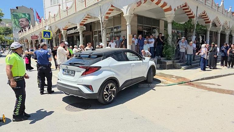 Fren yerine gaza bastı: Yayalara çarpan sürücü, gözyaşlarını tutamadı