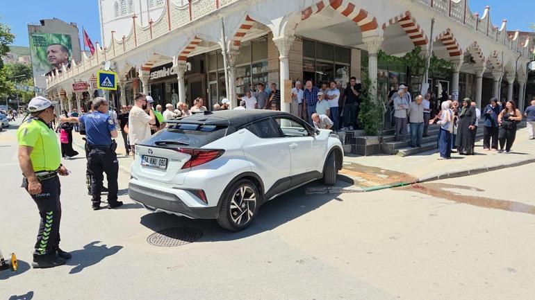 Fren yerine gaza bastı: Yayalara çarpan sürücü, gözyaşlarını tutamadı