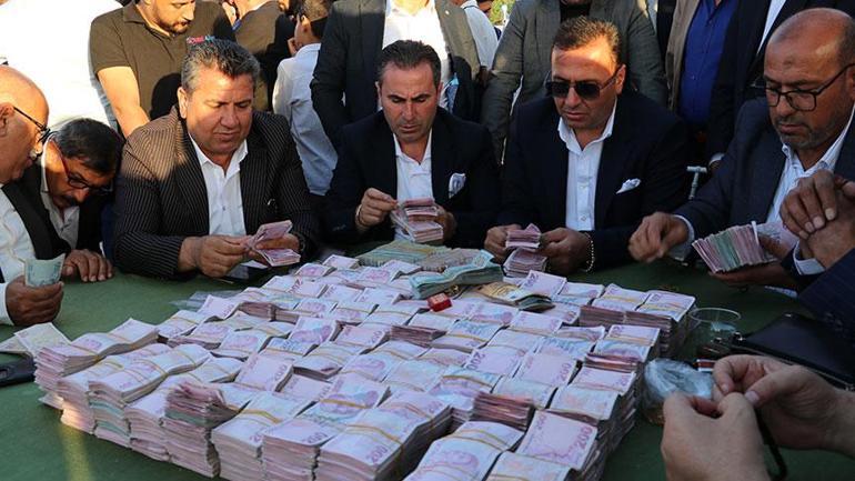 Gelini altına damadı paraya boğdular Düğün 2 gün sürdü, 1 ton et tüketildi