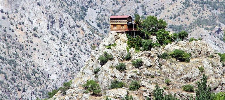 Emekli öğretmenin büyüleyen evi 2 yılda tamamladı, şehrin sembolü oldu
