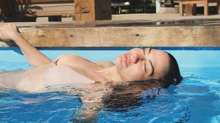 Demet Özdemirden havuzda cesur pozlar