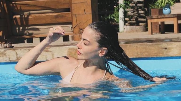 Demet Özdemirden havuzda cesur pozlar