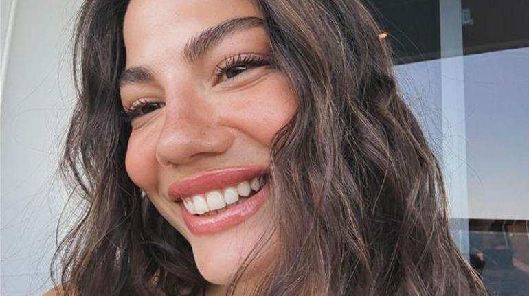 Demet Özdemirden havuzda cesur pozlar