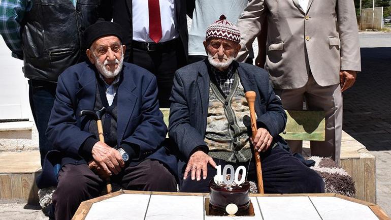 100 yaşına girdi ve torununun torunuyla pasta üfledi İşte uzun yaşamın şaşırtıcı sırrı