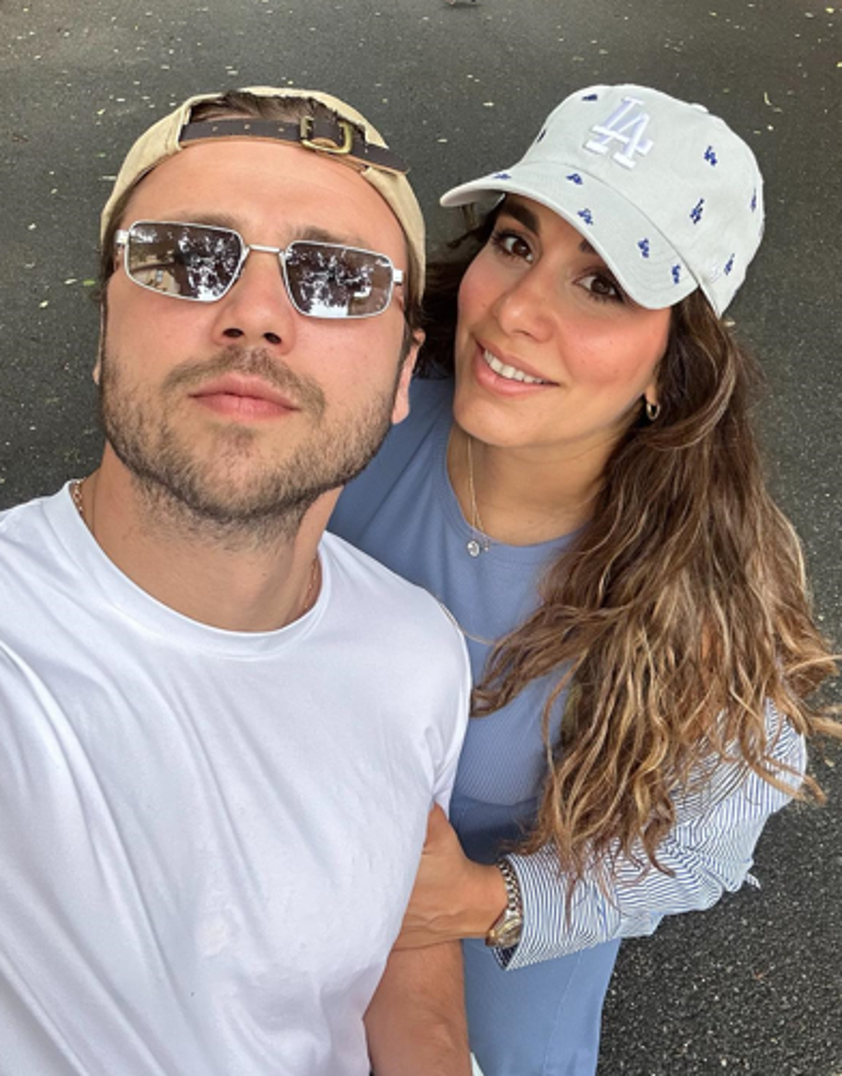 Zeynep Mayruktan karnı burnunda New York pozları