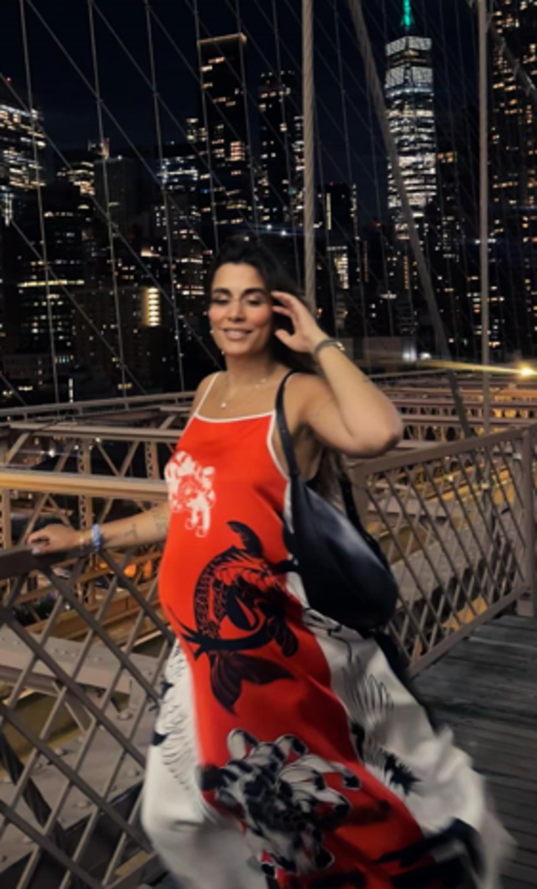 Zeynep Mayruktan karnı burnunda New York pozları