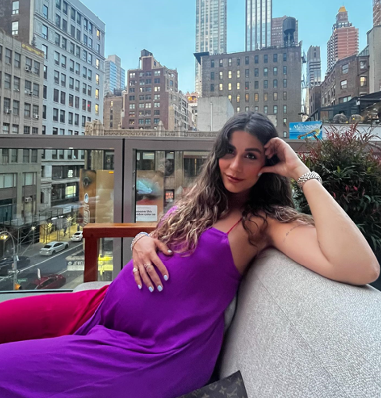 Zeynep Mayruktan karnı burnunda New York pozları