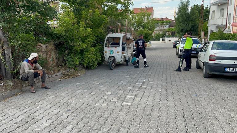 68664be0bf2042513df9c29e Polise yakalanınca namaza durdu! Motosiklet sürücüsü cezadan kurtulamadı