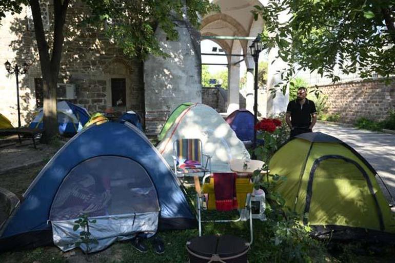 Otellerde yer bulamayan çadırlarda uyudu: Kemer yılı olduğu için çok kalabalık
