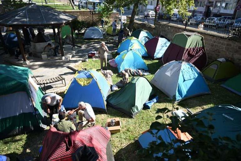Otellerde yer bulamayan çadırlarda uyudu: Kemer yılı olduğu için çok kalabalık