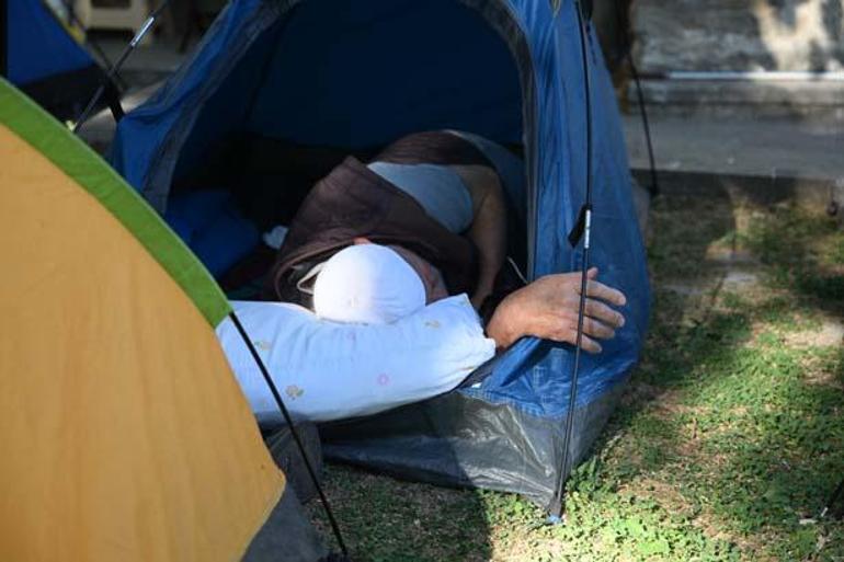 Otellerde yer bulamayan çadırlarda uyudu: Kemer yılı olduğu için çok kalabalık