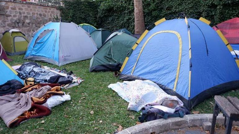 Otellerde yer bulamayan çadırlarda uyudu: Kemer yılı olduğu için çok kalabalık