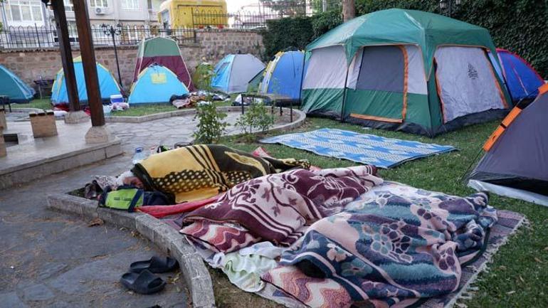 Otellerde yer bulamayan çadırlarda uyudu: Kemer yılı olduğu için çok kalabalık
