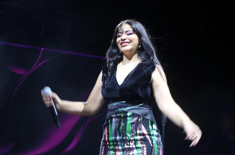 Konserde duygusal anlar Zara, yakın dostu Volkan Konakı unutmadı