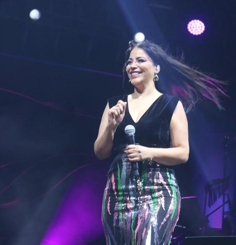 Konserde duygusal anlar Zara, yakın dostu Volkan Konakı unutmadı