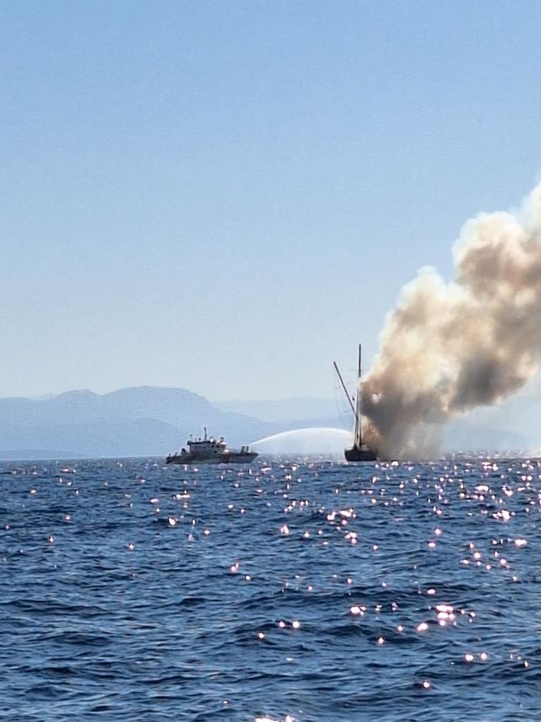 Bodrumda korku dolu anlar Turistlerin bulunduğu ahşap tekne yanarak battı