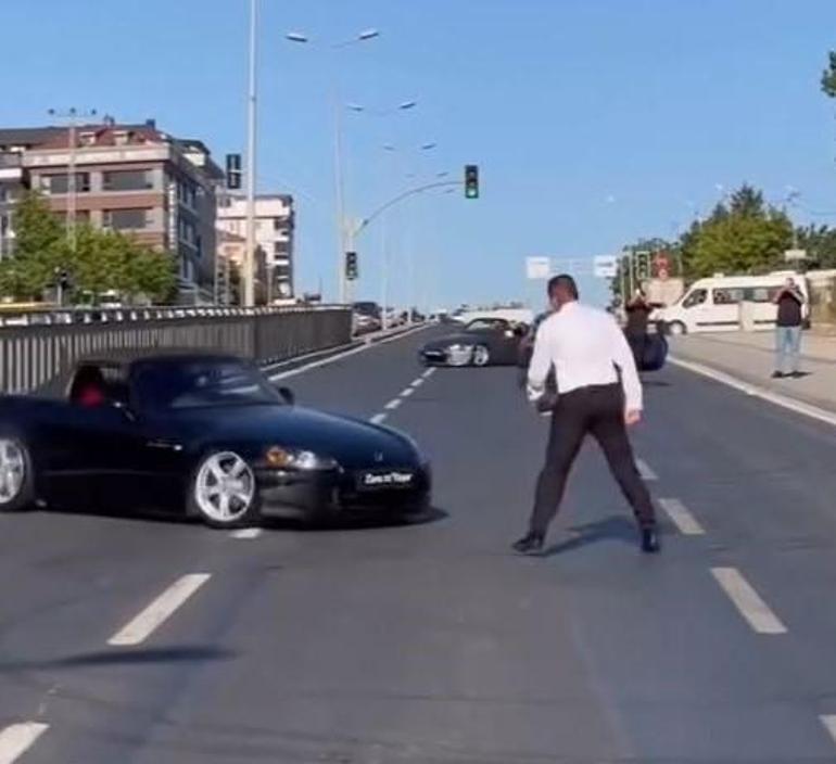 Trafik magandaları kamerada Kırmızı ışıkta drift attılar