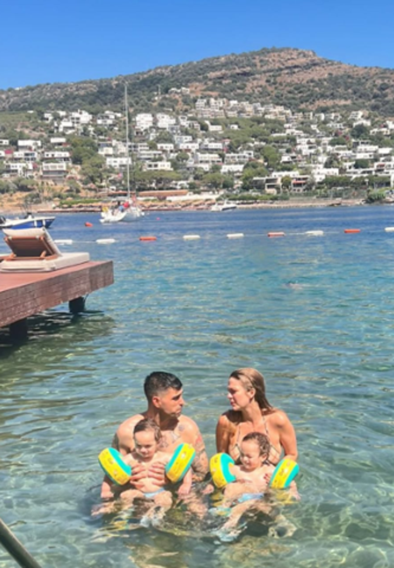 Yasemin Şefkatli ve İdo Tatlıses denizin tadını çıkardı