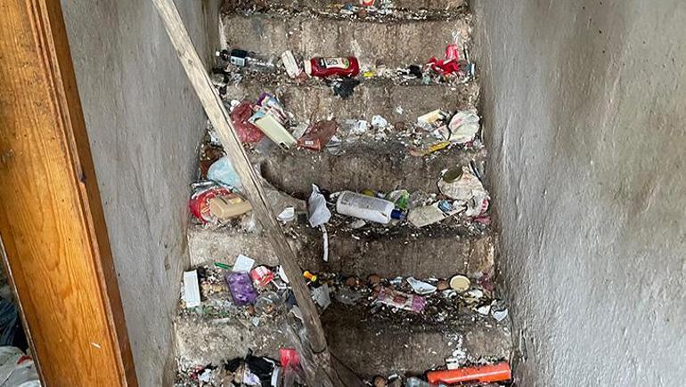 7 yılın çöpü temizlendi 4 kişinin yaşadığı kötü kokulu ev kamyonlarla tahliye edildi