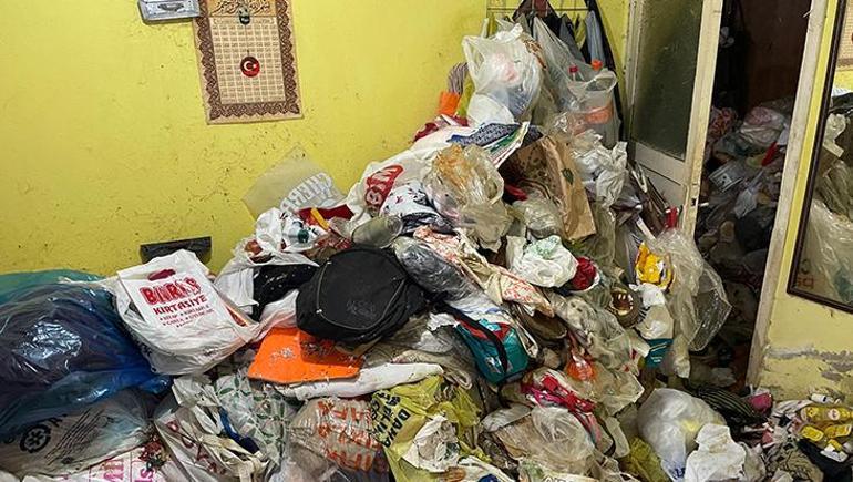 7 yılın çöpü temizlendi 4 kişinin yaşadığı kötü kokulu ev kamyonlarla tahliye edildi