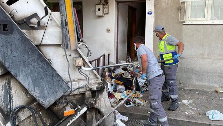 7 yılın çöpü temizlendi 4 kişinin yaşadığı kötü kokulu ev kamyonlarla tahliye edildi
