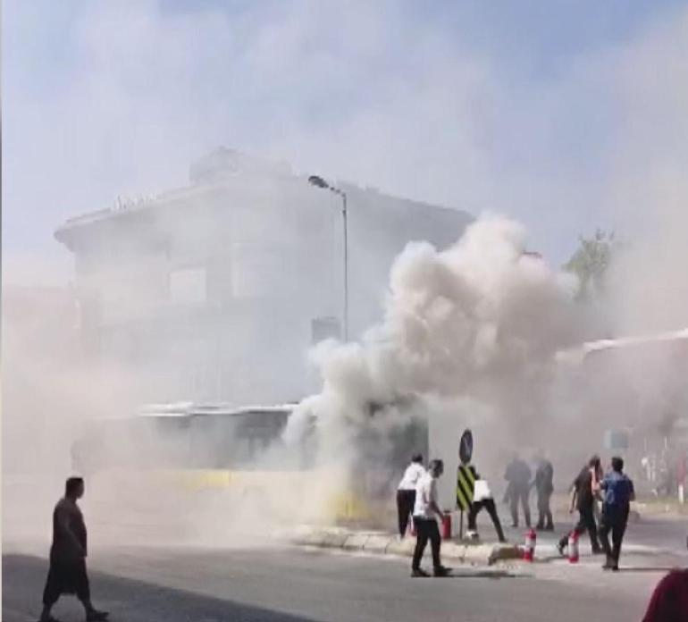 Sancaktepede korku dolu anlar: Seyir halindeki İETT otobüsü alev aldı