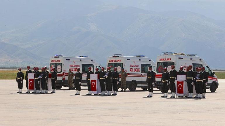 Türkiye şehitlerini uğurluyor 12 askerimize son görev