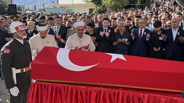 Türkiye şehitlerini uğurluyor 12 askerimize son görev