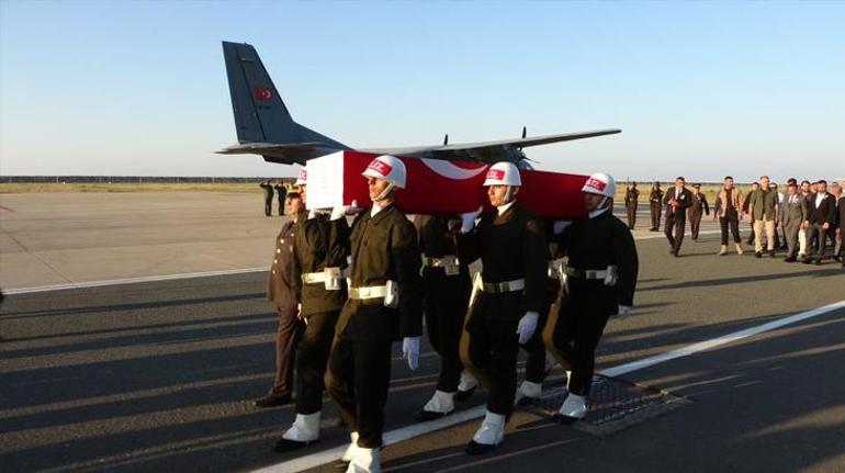 Türkiye şehitlerini uğurluyor 12 askerimize son görev