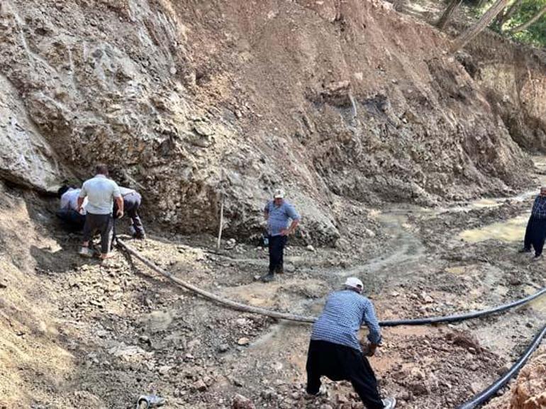 Mahalleli mutluluktan dört köşe: Borularla çekip şişelere dolduruyoruz