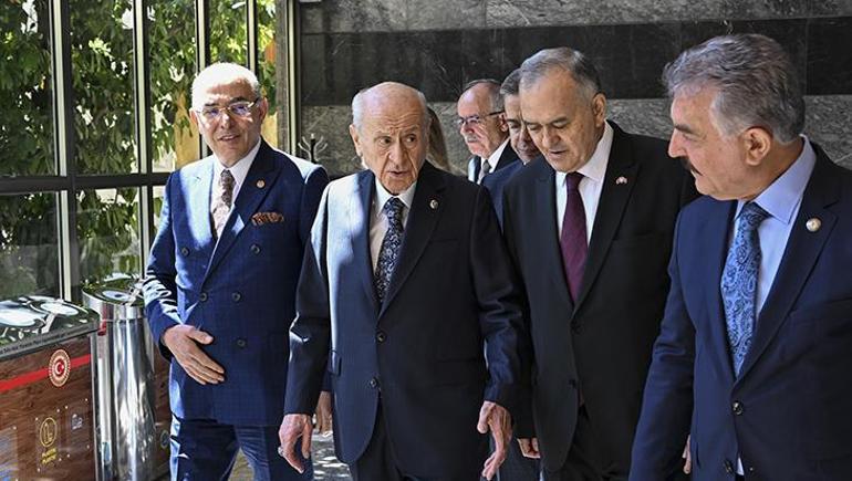 Bahçeliden Özgür Özele tepki: Demokrasi ve sandıkla yapamadığını silahların gölgesinde mi planlıyorsun