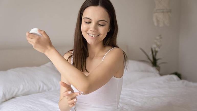 Dirsekten dekolteye retinol etkisi Vücut losyonuna ekleyin, akneye düşman