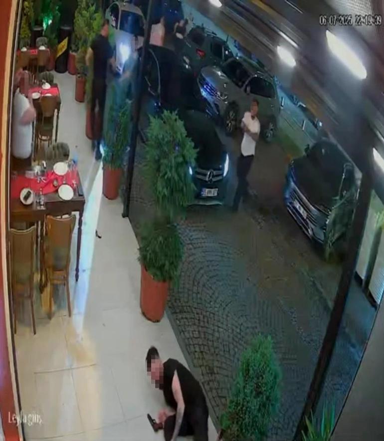 Eğlence mekanı önünde silahlı çatışma Anbean güvenlik kamerasına yansıdı