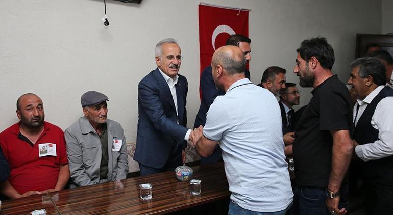 Bakan Uraloğlu Bitliste şehit Yeşildemirin ailesini ziyaret etti