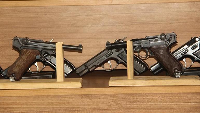 Araçtan cephanelik çıktı: 65 ruhsatsız tabanca, İkinci Dünya Savaşında kullanılan silahlar
