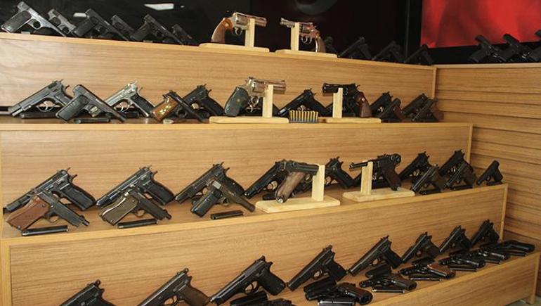 Araçtan cephanelik çıktı: 65 ruhsatsız tabanca, İkinci Dünya Savaşında kullanılan silahlar